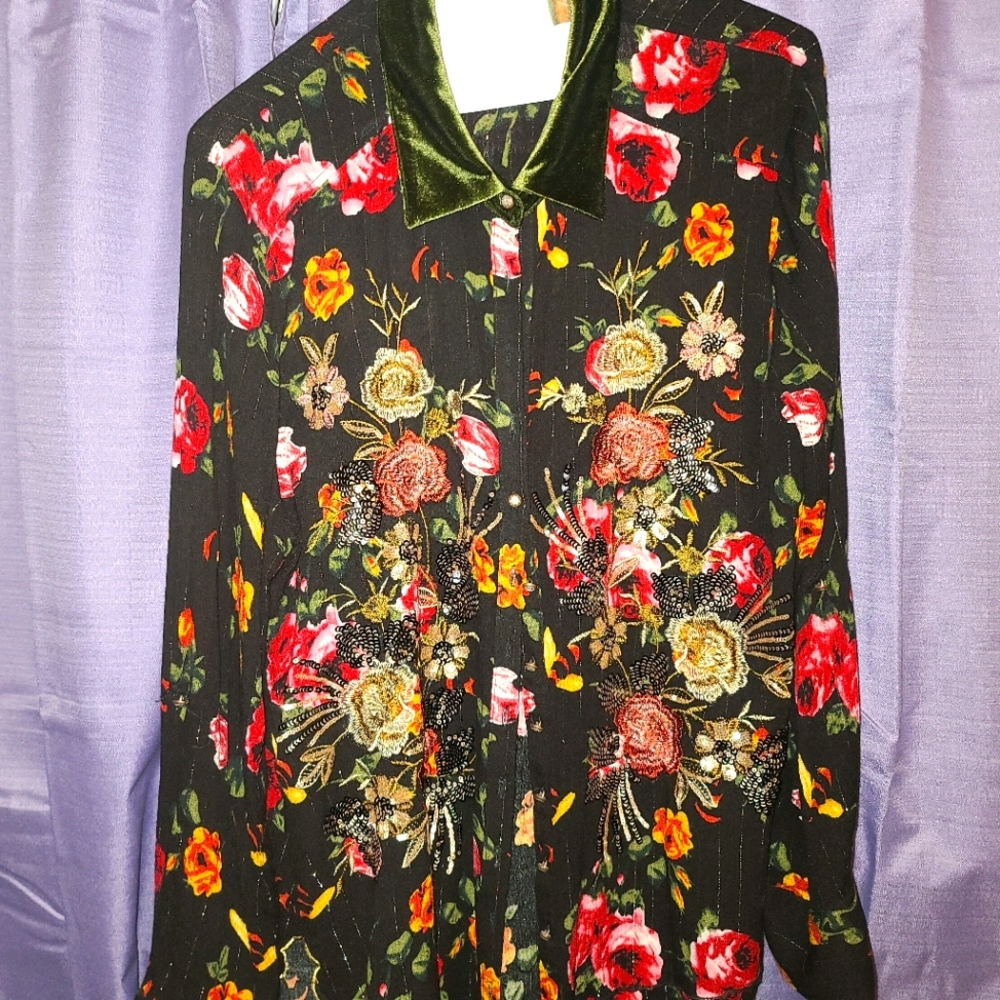 Botton down sequin blouse with green velvet collar